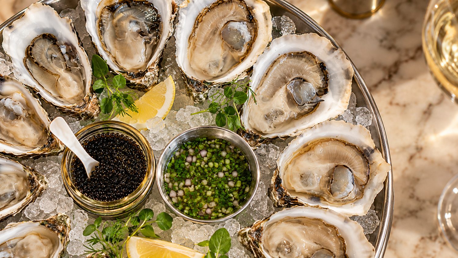 Platou cu stridii, caviar și sos mignonette